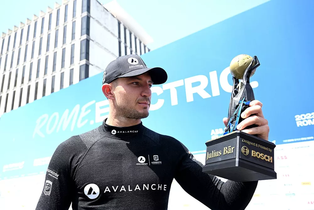 Pole man Jake Dennis, Andretti Autosport, with his Julius Baer pole position award