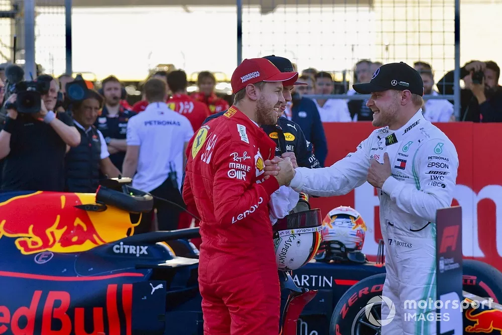 Sebastian Vettel, Ferrari, f&eacute;licite Valtteri Bottas, Mercedes AMG F1, auteur de la pole position
