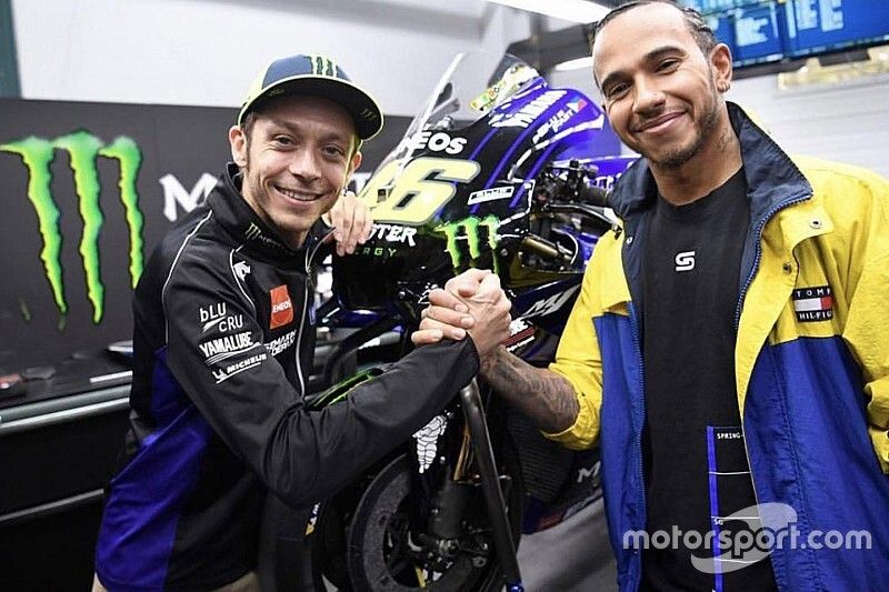 Valentino Rossi, Yamaha Factory Racing con Lewis Hamilton, Mercedes AMG F1