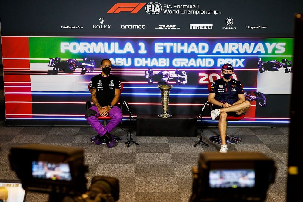 Lewis Hamilton, Mercedes y Max Verstappen, Red Bull Racing en la conferencia de prensa