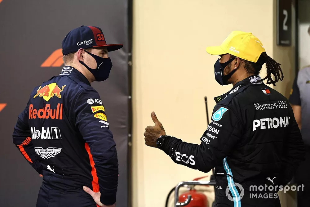 Max Verstappen, Red Bull Racing, y Lewis Hamilton, Mercedes-AMG F1, en Parc Ferme despu&eacute;s de la calificaci&oacute;n