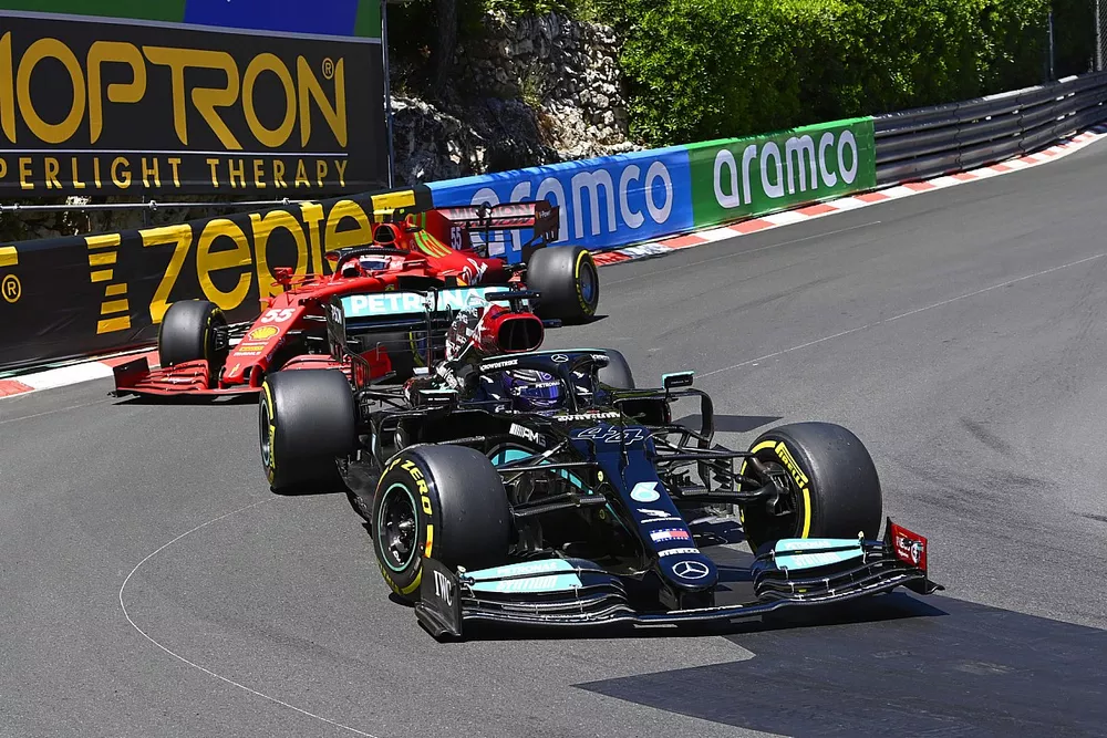 Lewis Hamilton, Mercedes W12, Carlos Sainz Jr., Ferrari SF21