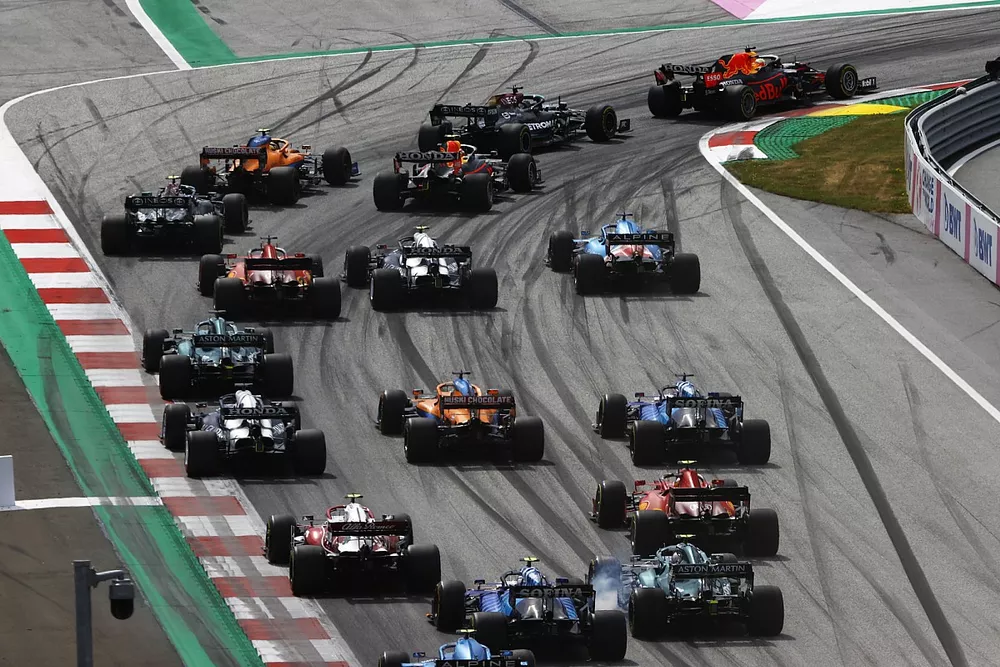 Max Verstappen, Red Bull Racing RB16B, Lewis Hamilton, Mercedes W12, Lando Norris, McLaren MCL35M, Sergio Perez, Red Bull Racing RB16B, Valtteri Bottas, Mercedes W12, and the rest of the field at the start