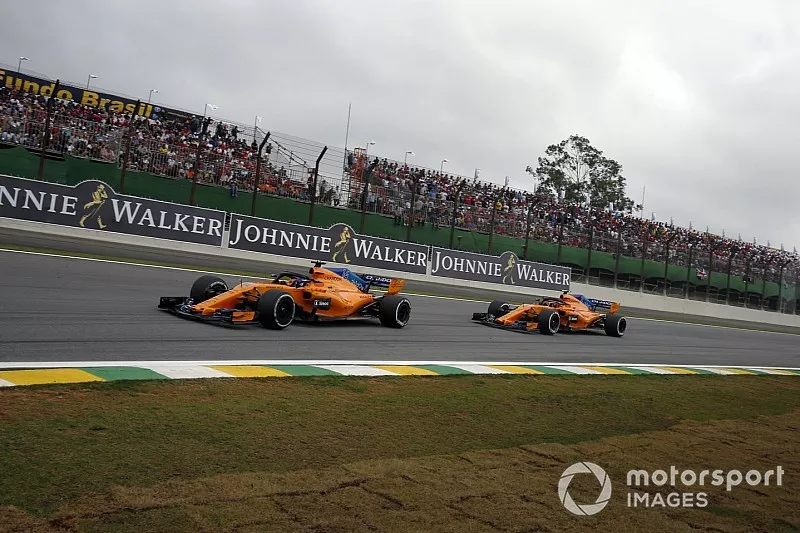 Fernando Alonso, McLaren MCL33 leads Stoffel Vandoorne, McLaren MCL33  