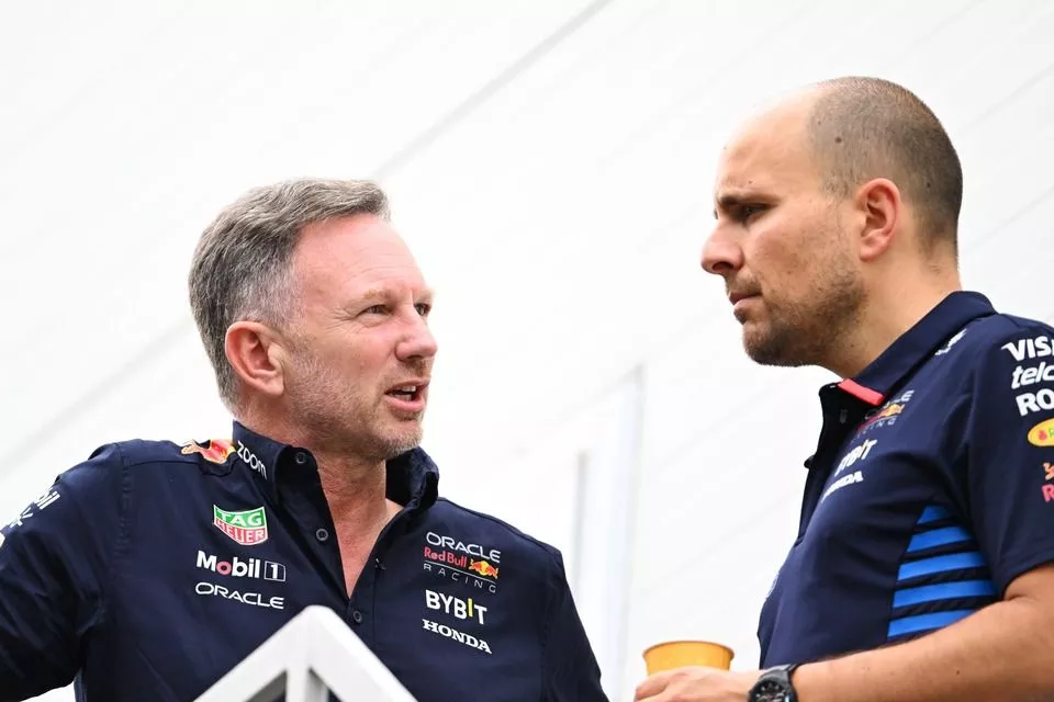 Christian Horner, Team Principal, Red Bull Racing, praat met Gianpiero Lambiase, Race Engineer, Red Bull Racing 