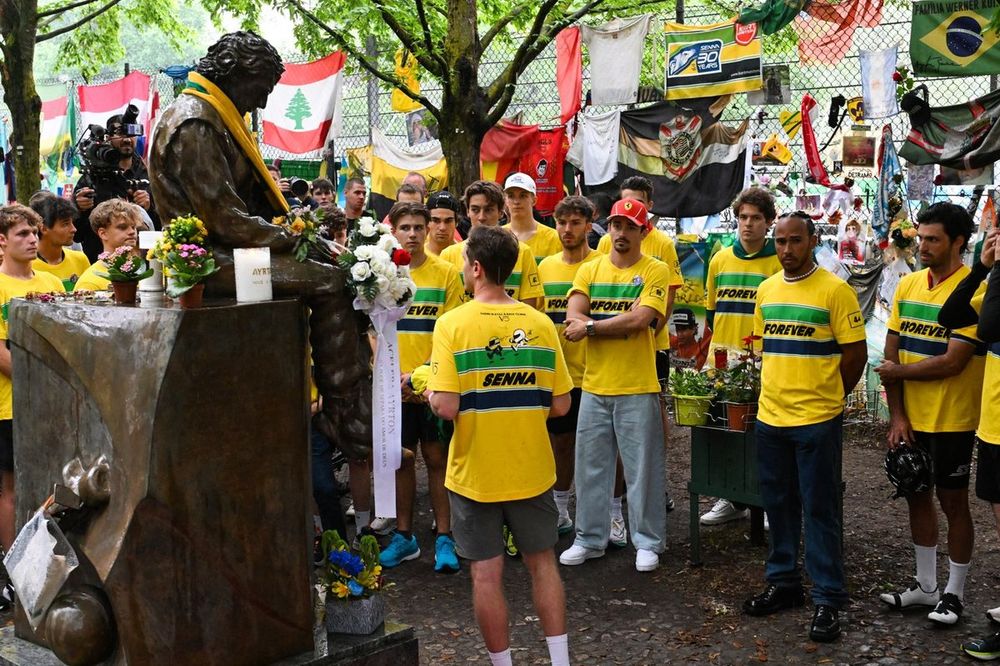 Sebastian Vettel pronuncia un discurso ante la estatua conmemorativa de Ayrton Senna