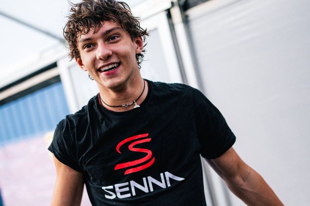Andrea Kimi Antonelli com camiseta de Ayrton Senna