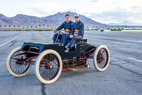 V&iacute;deo | Verstappen vs Lindblad: un duelo &eacute;pico con 12 coches hist&oacute;ricos de Ford