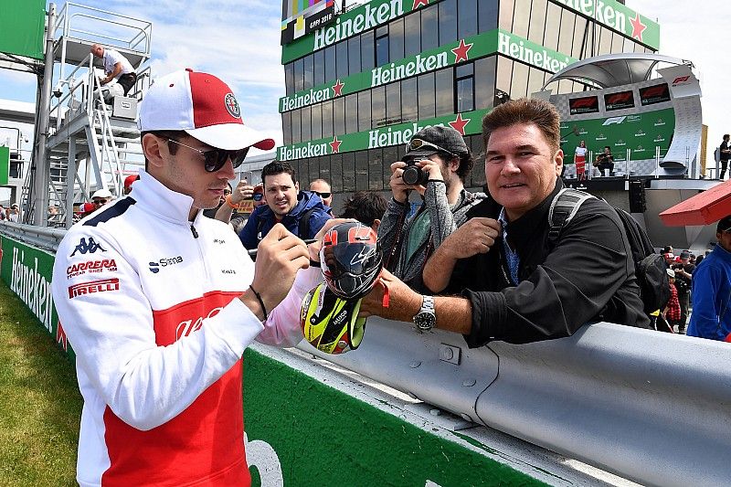 Charles Leclerc, Sauber firma autógrafos 