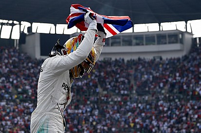 2017 Formula 1 dünya şampiyonu Lewis Hamilton!