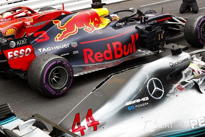 Segundo puesto Sebastian Vettel, Ferrari SF71H, ganador de la carrera Daniel Ricciardo, Red Bull Racing RB14, tercer puesto Lewis Hamilton, Mercedes AMG F1 W09, llega al Parc Ferme