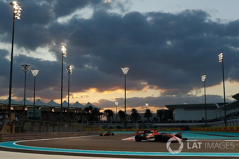 Fernando Alonso, McLaren MCL32, Carlos Sainz Jr., Renault Sport F1 Team RS17