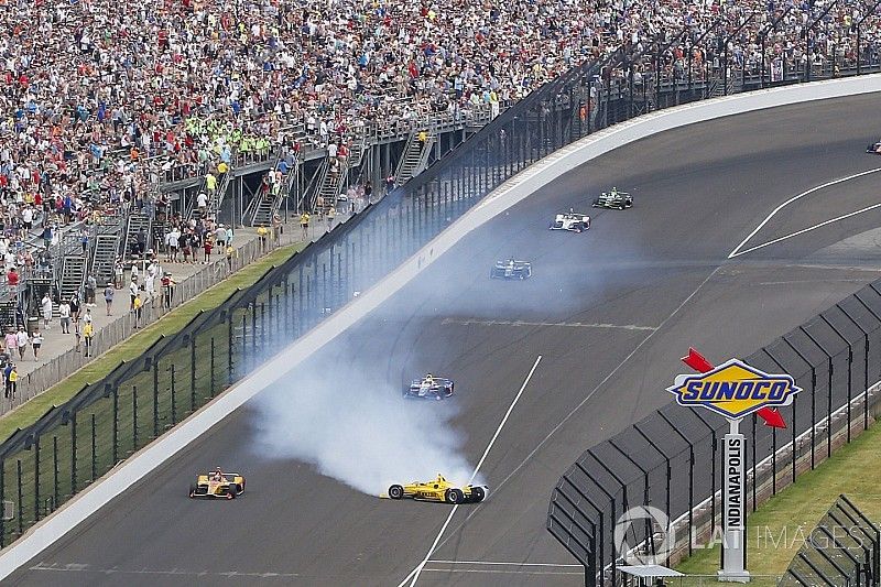 Helio Castroneves, Team Penske Chevrolet crash