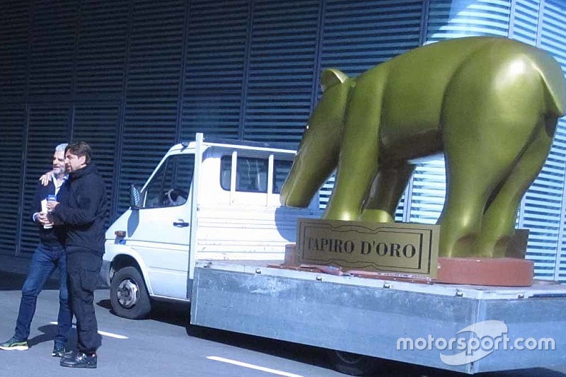 La Ferrari riceve il Tapiro d'Oro da Striscia la Notizia per non aver vinto il titolo mondiale 2018 di F1