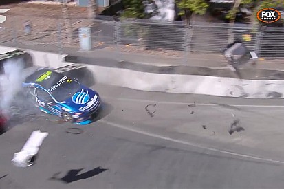 Дебютант Supercars остался без тормозов и расколотил машину: видео