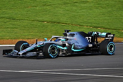 Mercedes вывела машину 2019 года на трассу: первые фото