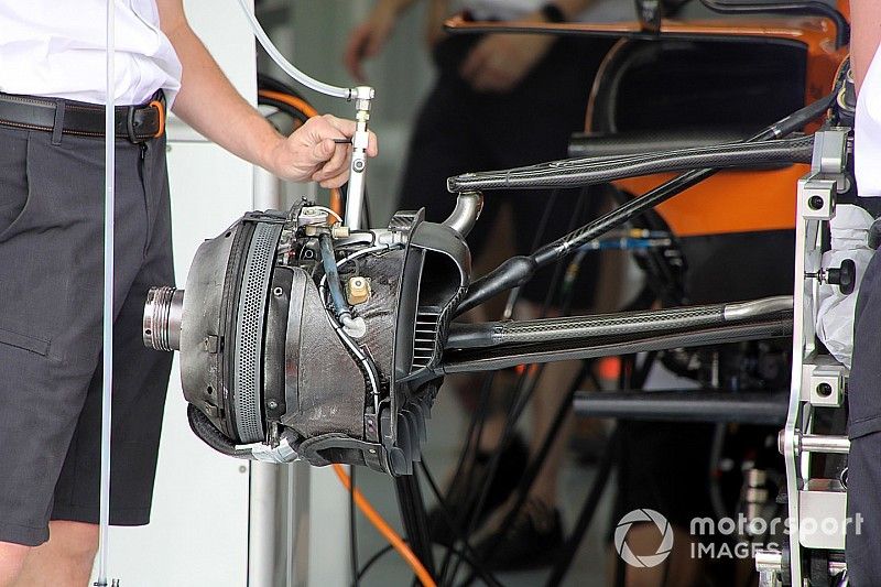 Detalle del reno delantero del McLaren MCL34 