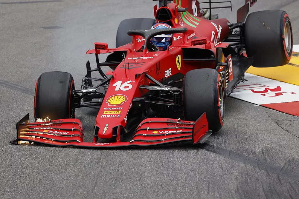 Charles Leclerc, Ferrari SF21 tras chocar con la barrera