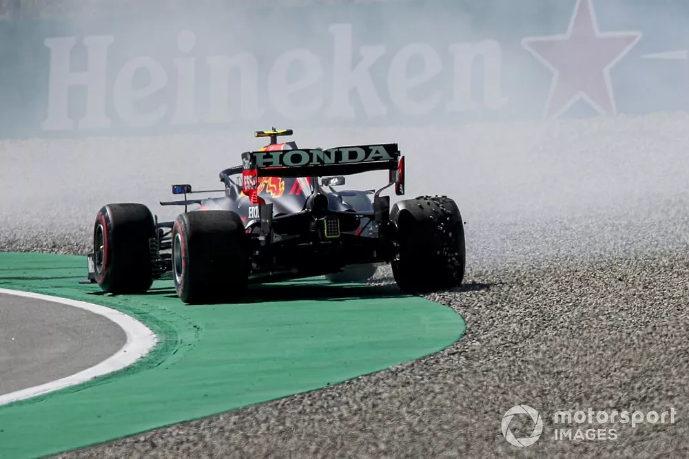 Sergio Perez, Red Bull Racing RB16B spins during qualifying
