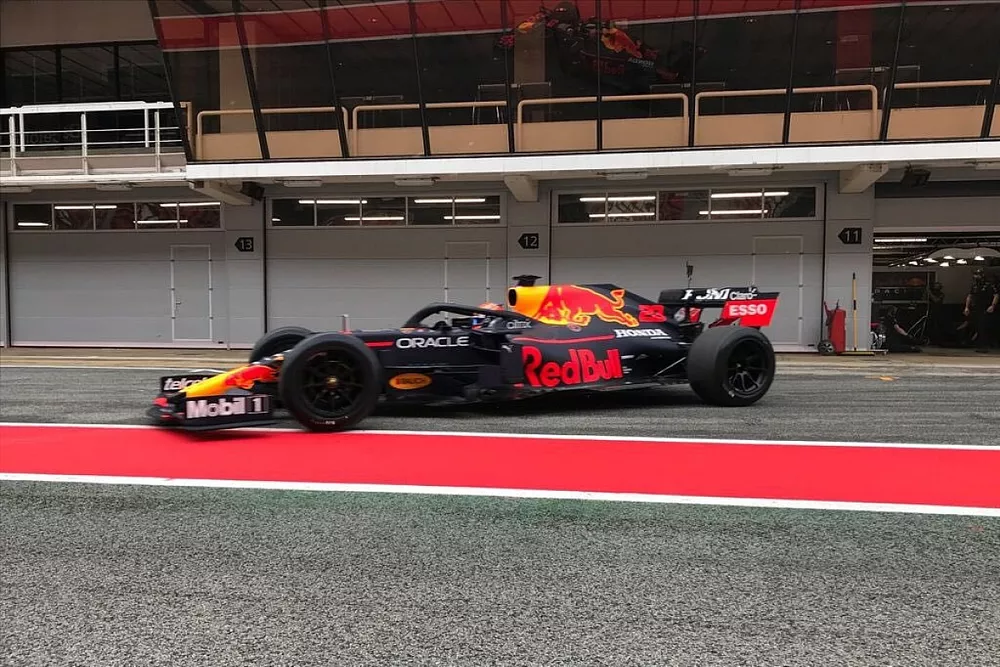 Alex Albon test Pirelli 18 pollici