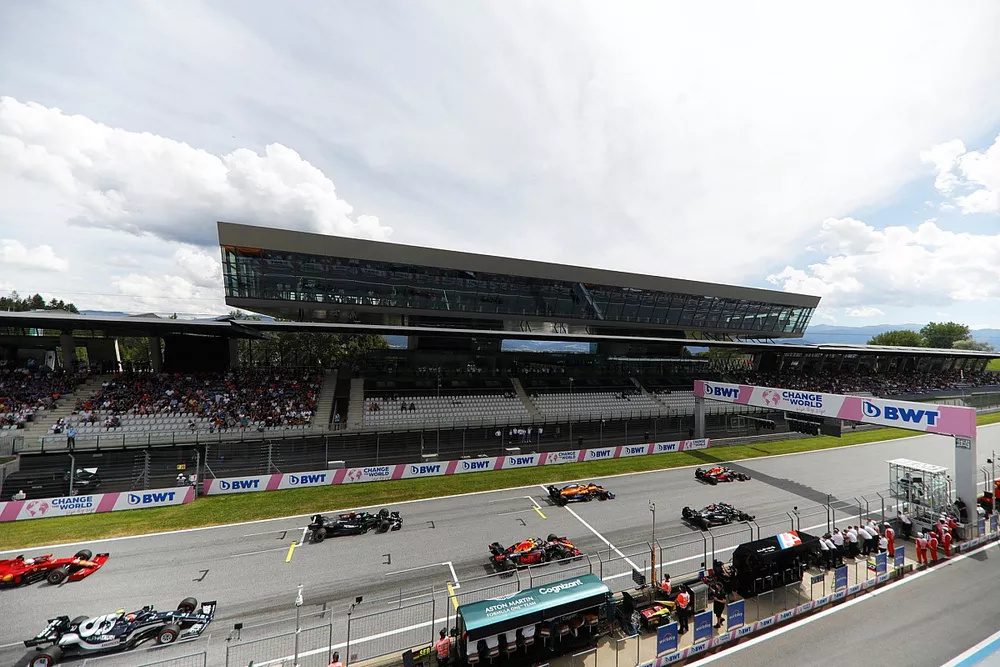 Max Verstappen, Red Bull Racing RB16B, Lewis Hamilton, Mercedes W12, Lando Norris, McLaren MCL35M, Sergio P&eacute;rez, Red Bull Racing RB16B, Valtteri Bottas, Mercedes W12, y el resto del pelot&oacute;n en la salida