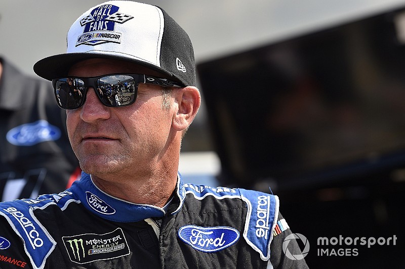 Clint Bowyer marca el ritmo en la práctica del viernes en Atlanta con Suárez en 10°