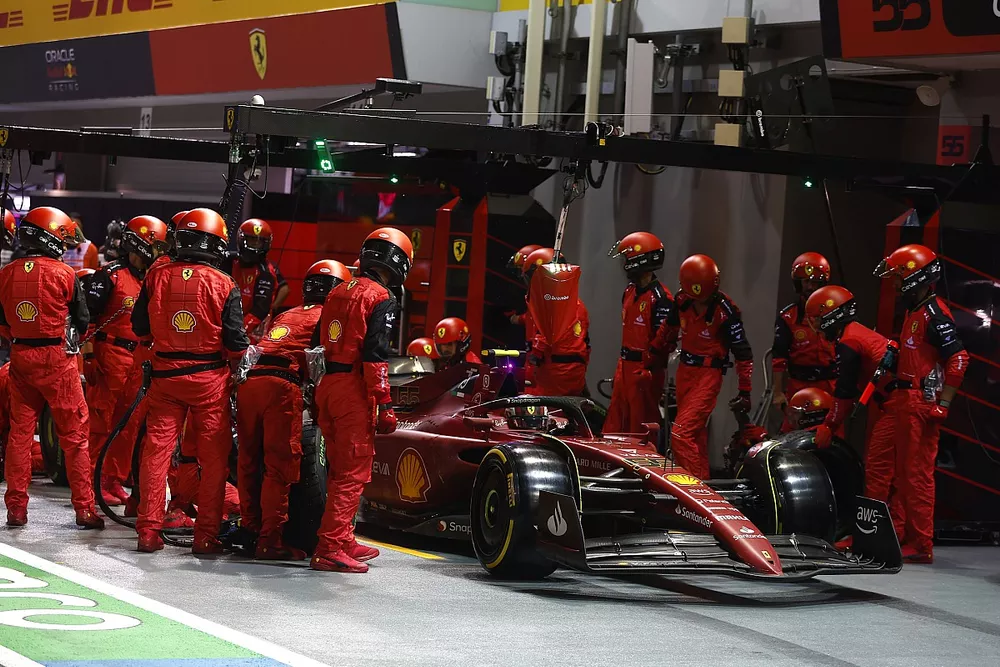 Carlos Sainz, Ferrari F1-75, fait un arr&ecirc;t