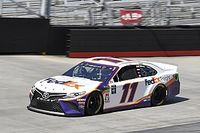 Denny Hamlin con la pole en Bristol y Su&aacute;rez 18&deg;