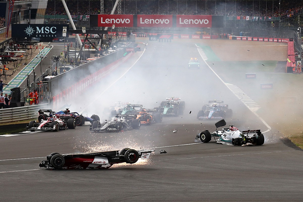 【直筆サイン多数】2010年 F1 イギリスGP 公式プログラム ウィリアムズ、1005人の全従業員名を描くユニオンジャック