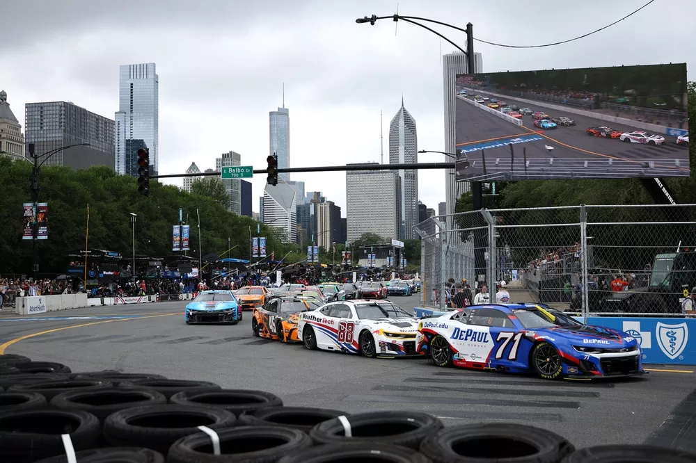 Michael McDowell, Spire Motorsports Chevrolet leads the field