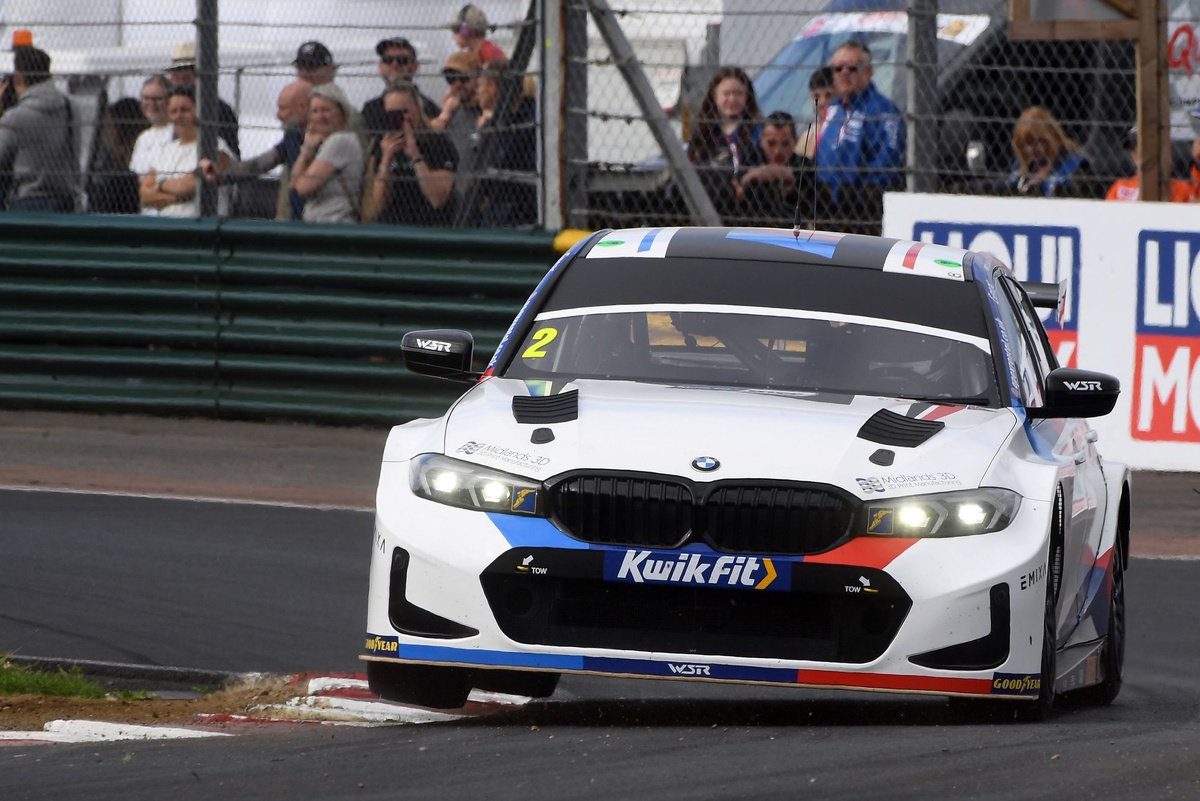 BTCC Brands Hatch: DeLeon leads the way in practice