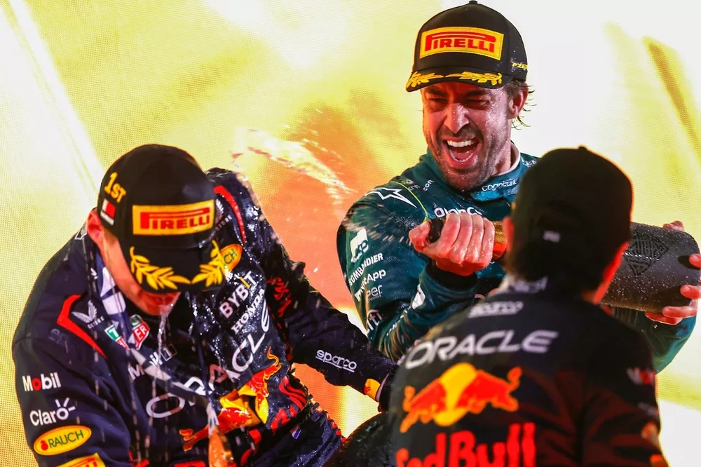 Max Verstappen, Red Bull Racing, vainqueur, Fernando Alonso, Aston Martin F1 Team, troisième, Sergio Perez, Red Bull Racing, deuxième, sur le podium