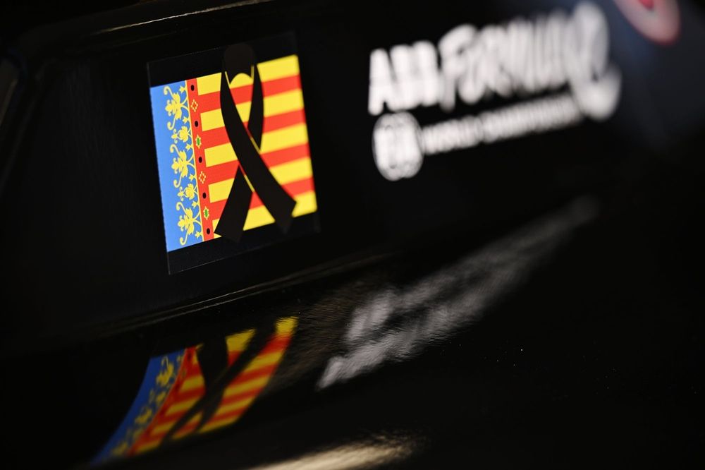Una pegatina en apoyo a las v&iacute;ctimas de Valencia en el coche de NEOM McLaren F&oacute;rmula E