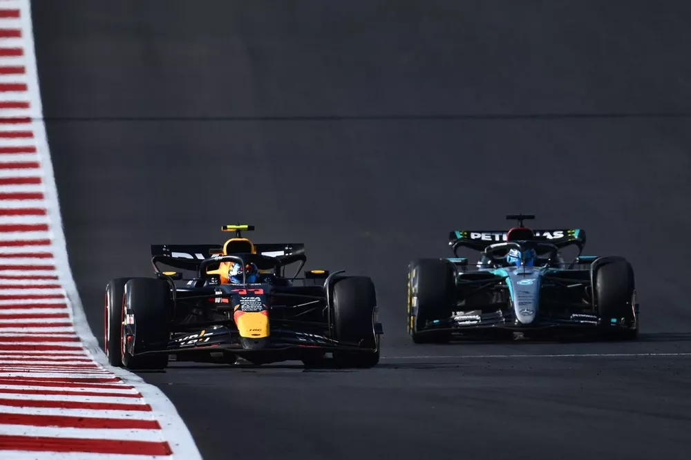 Sergio Perez, Red Bull Racing RB20, George Russell, Mercedes F1 W15