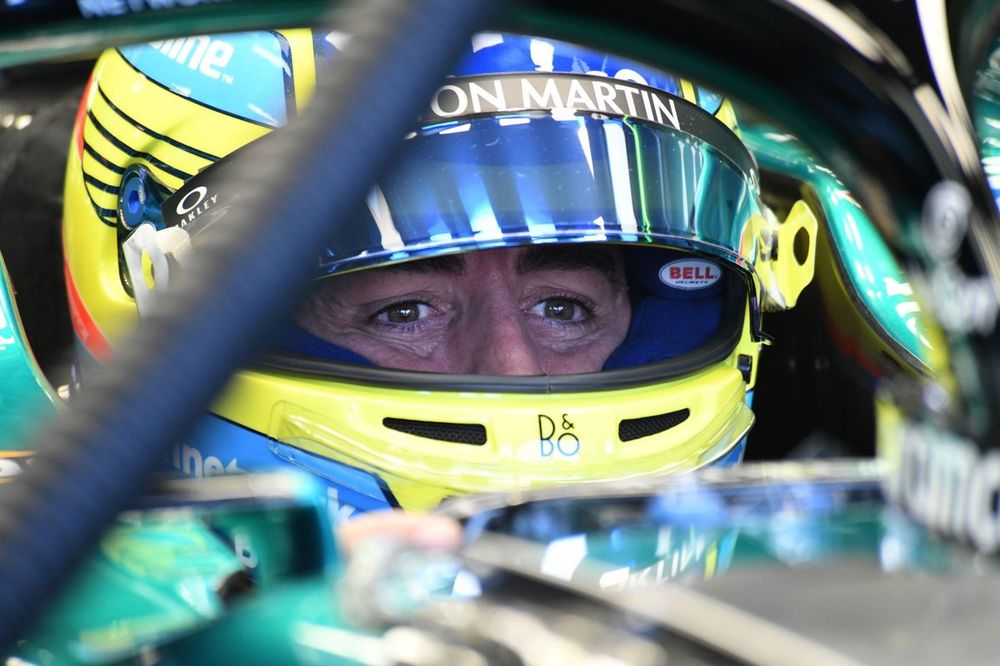 Fernando Alonso, Aston Martin F1 Team, in garage
