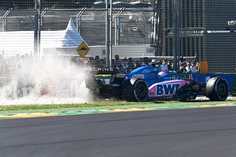 Fernando Alonso, Alpine A522, se sale de pista