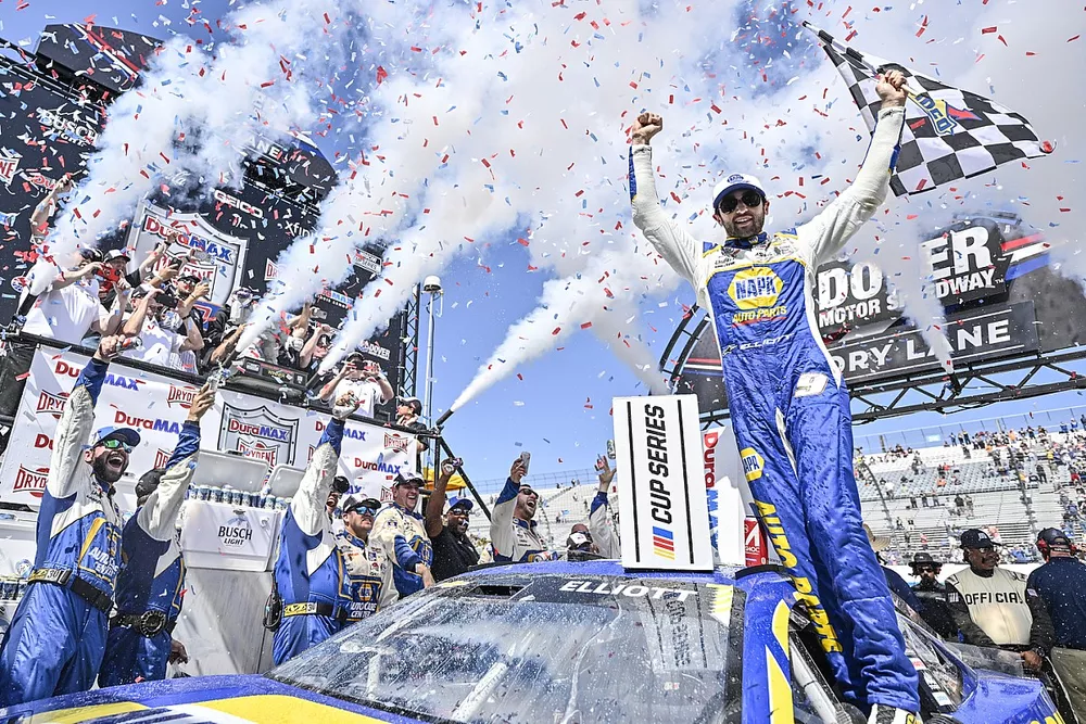Race winner Chase Elliott, Hendrick Motorsports, NAPA Auto Parts Chevrolet Camaro