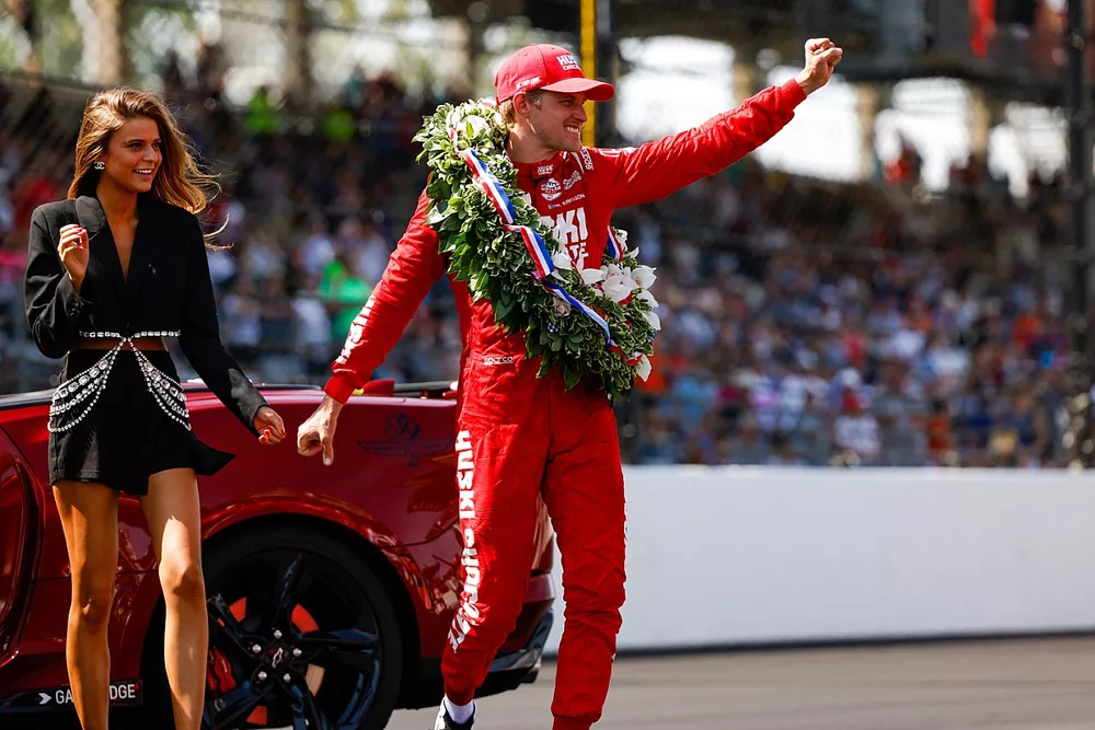 El ganador de la carrera, Marcus Ericsson, Chip Ganassi Racing Honda, celebra en el podio