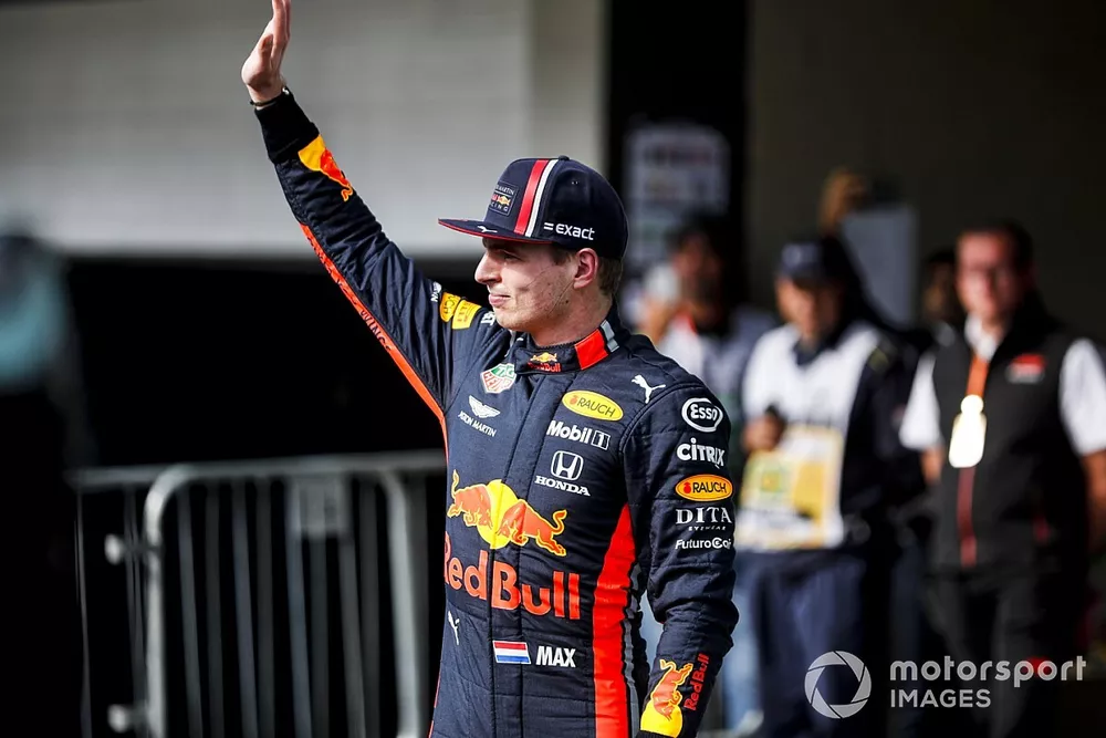Il poleman Max Verstappen, Red Bull Racing, festeggia nel parco chiuso