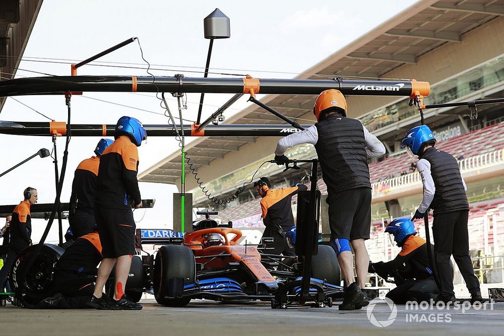 Carlos Sainz, McLaren MCL35 pit stop