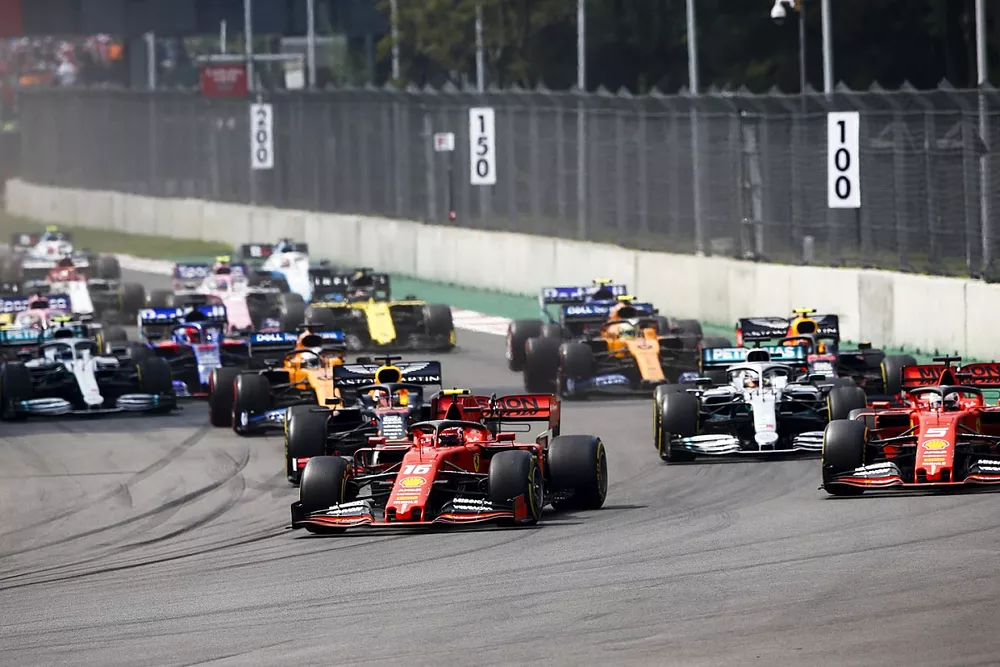 Charles Leclerc, Ferrari SF90, Sebastian Vettel, Ferrari SF90, Lewis Hamilton, Mercedes AMG F1 W10, Max Verstappen, Red Bull Racing RB15, Carlos Sainz Jr., McLaren MCL34, y el resto de la parrilla