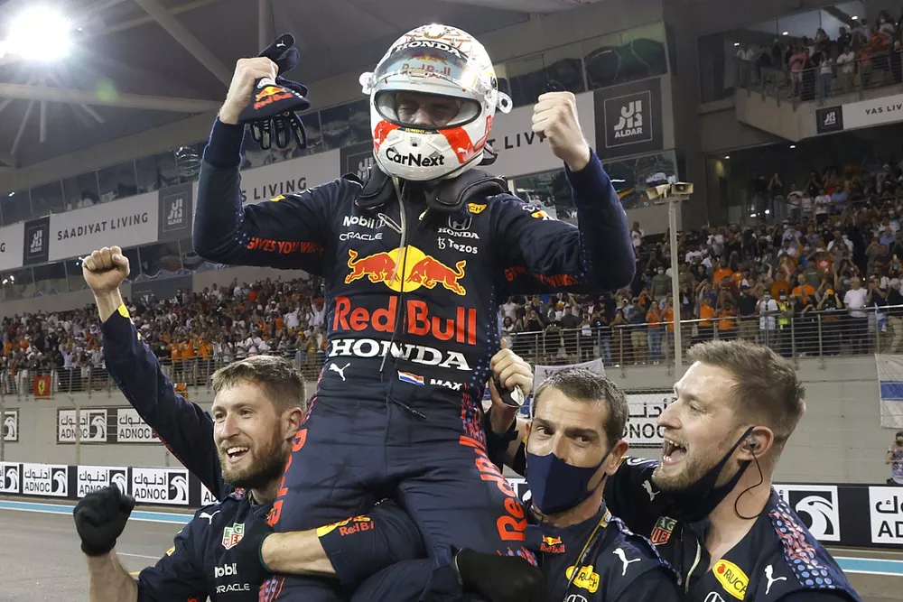 El campeón de pilotos de 2021, Max Verstappen, de Red Bull Racing, en primera posición, lo celebra en el Parc Ferme con su equipo