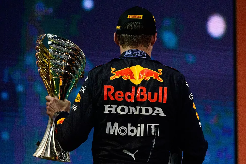 Le vainqueur et Champion du monde Max Verstappen, Red Bull Racing avec son troph&eacute;e sur le podium