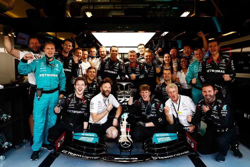 Miembros del equipo Mercedes con el coche de Valtteri Bottas, Mercedes W12, en el garaje
