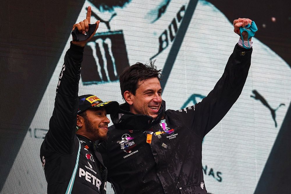 Podio: ganador y campe&oacute;n del mundo Lewis Hamilton, Mercedes-AMG F1 con Toto Wolff, Director Ejecutivo Mercedes AMG