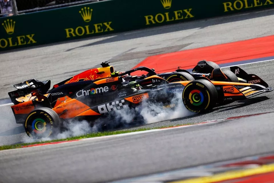 Max Verstappen, Red Bull Racing RB20, Lando Norris, McLaren MCL38, maken contact tijdens de strijd om de leiding van de race