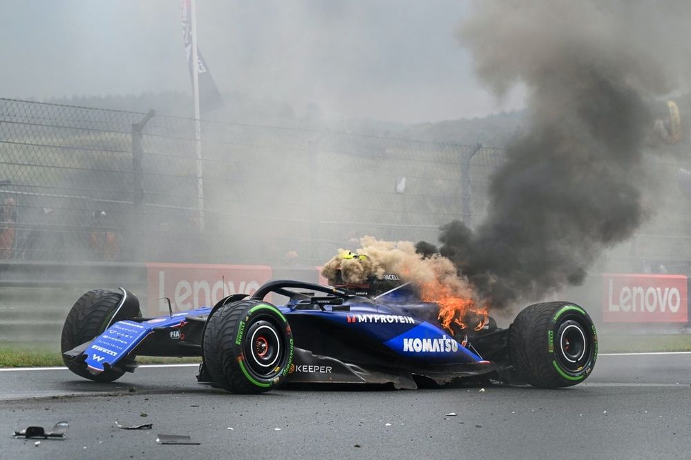 Samoch&oacute;d Logana Sargeanta, Williams FW46, płonie po wypadku w FP3.
