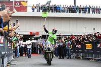 V&iacute;deo: Rea compite con su moto y gana... &iexcl;en casa!