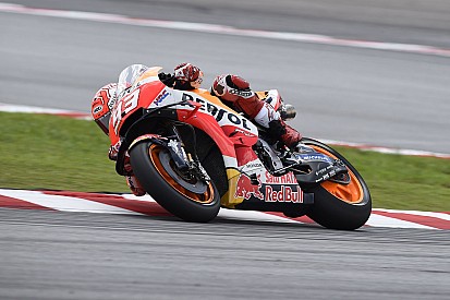 Márquez domina bajo la lluvia en el arranque de Valencia
