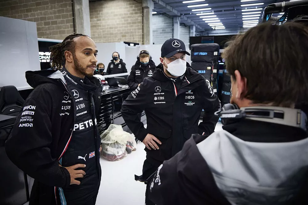 Lewis Hamilton, Mercedes, et Valtteri Bottas, Mercedes, discutent avec Toto Wolff, Team Principal et PDG, Mercedes AMG, dans le garage